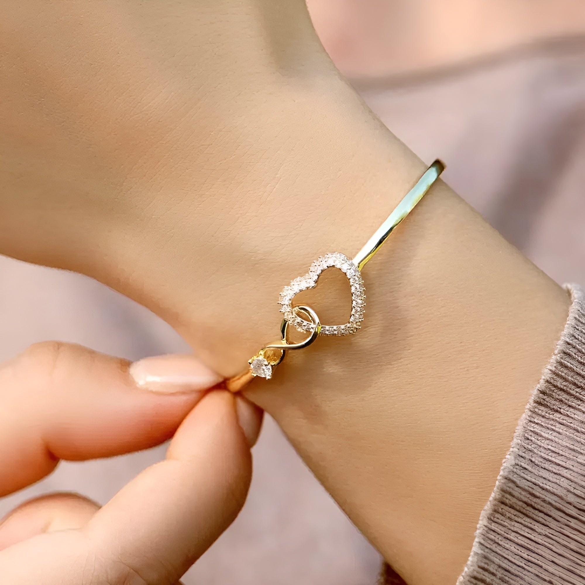 Wear the Everlasting Love that Connects Hearts Forever