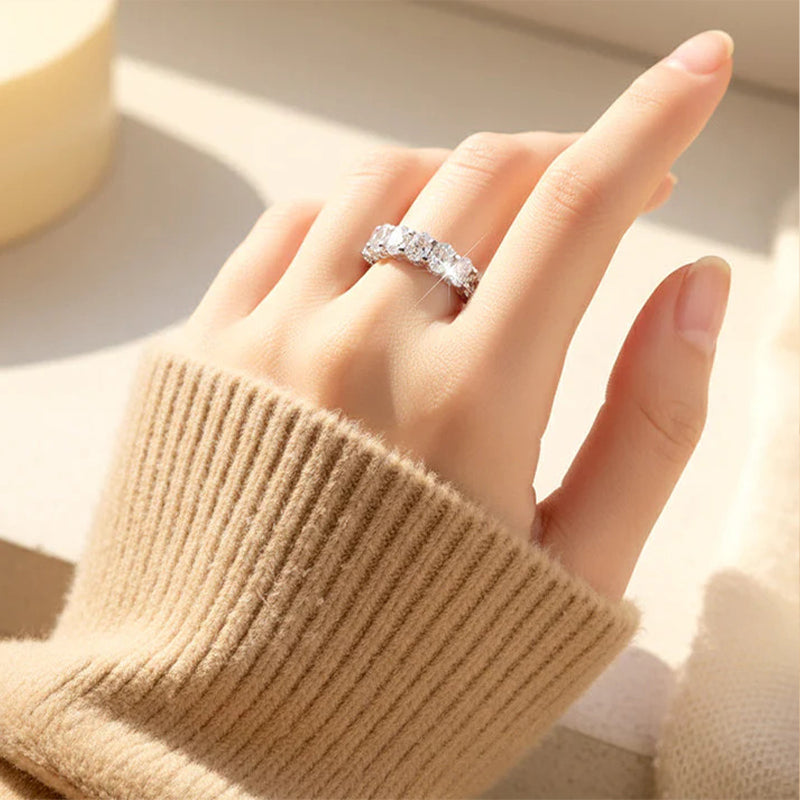 Transform Your Hand into a Stunning Eye-Catcher of Radiant Elegance