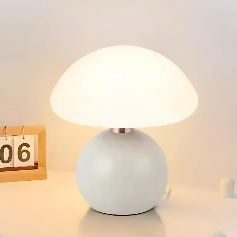 ClaudiLight | Elegant small table lamp made of cream-colored ceramic