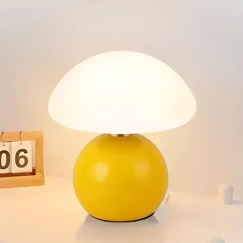 ClaudiLight | Elegant small table lamp made of cream-colored ceramic