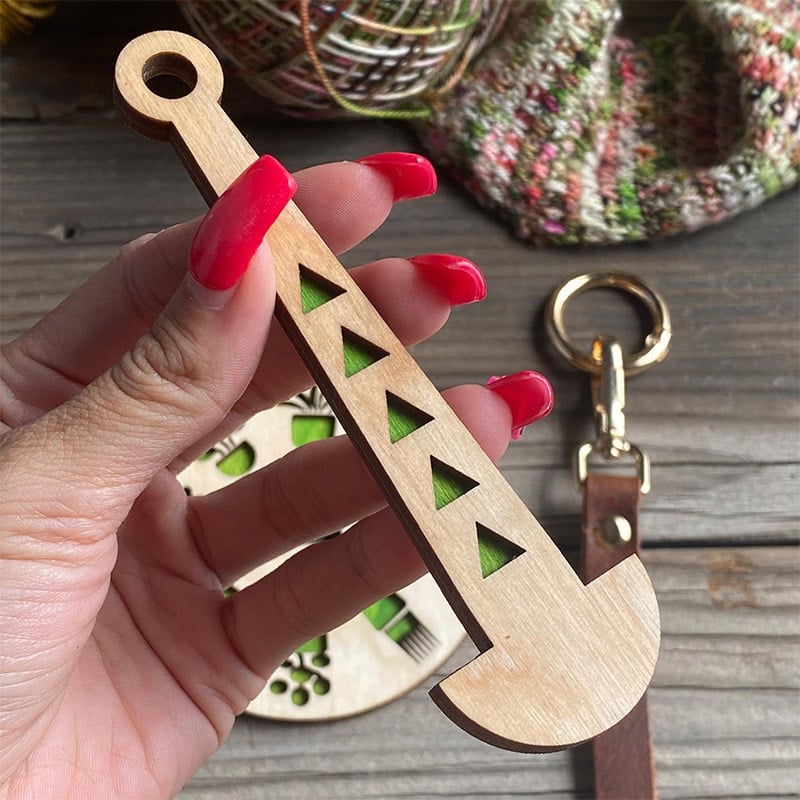 Mobile Yarn Holder for Creative Freedom – Handheld Yarn Roller