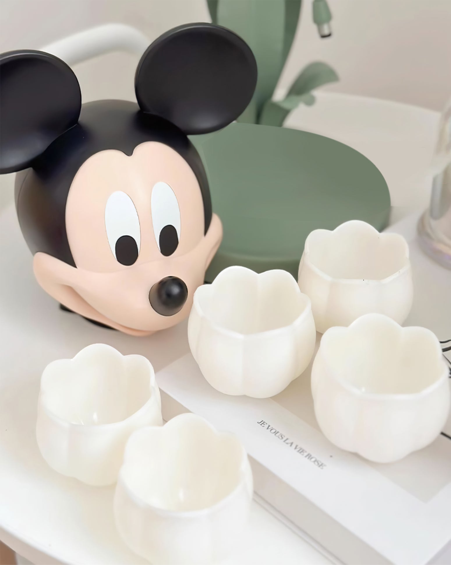 Table lamp with a bell orchid