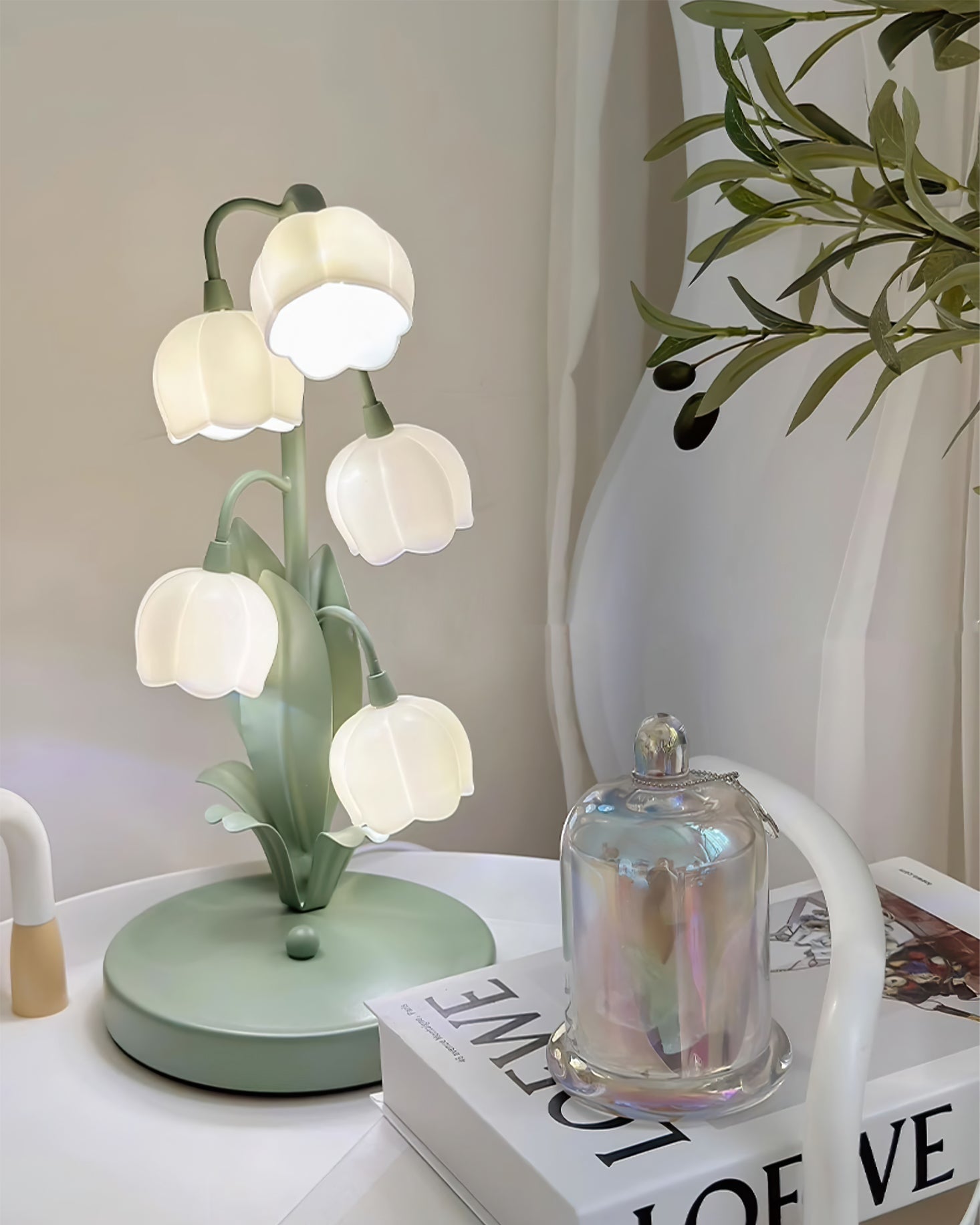 Table lamp with a bell orchid