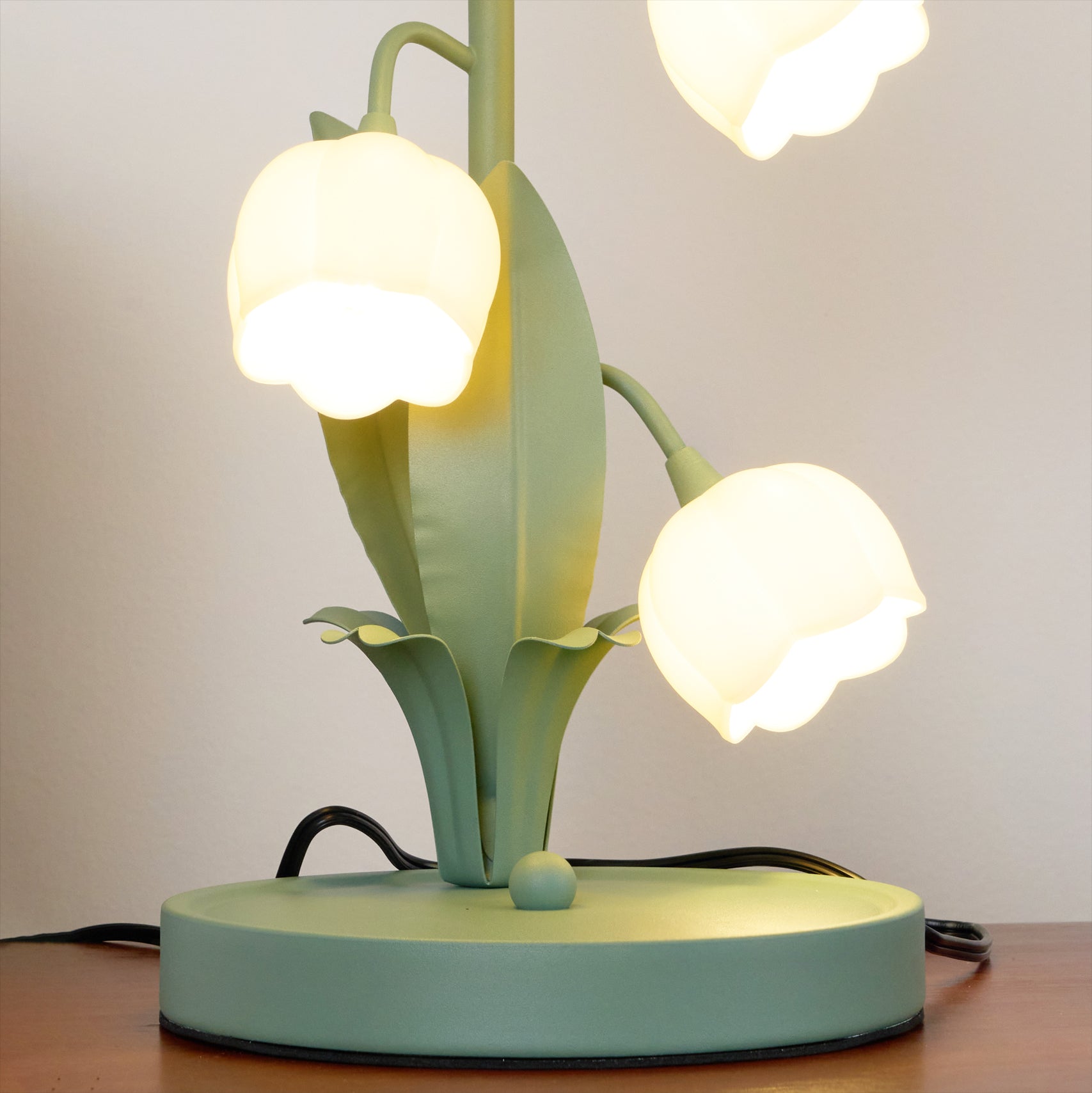 Table lamp with a bell orchid