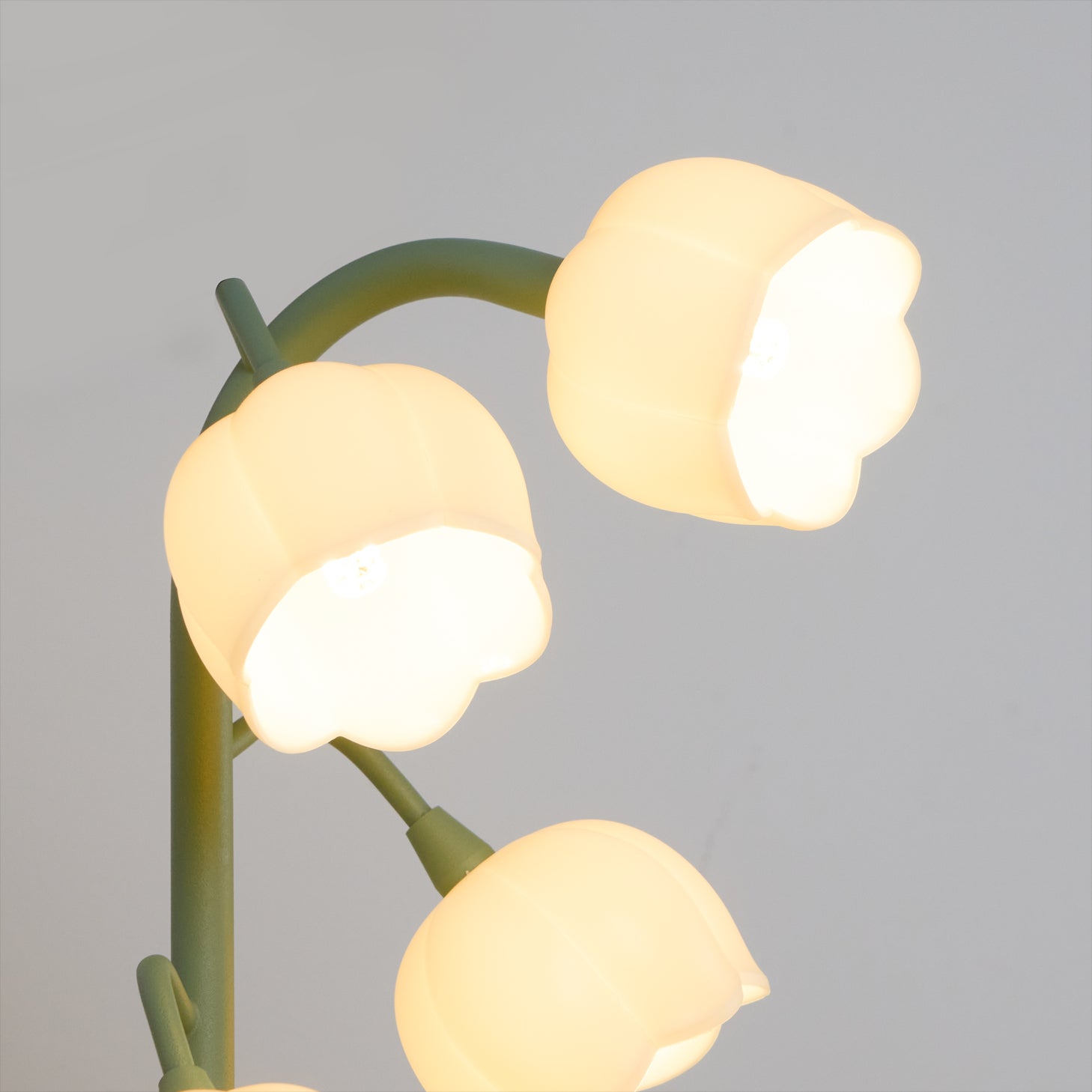 Table lamp with a bell orchid