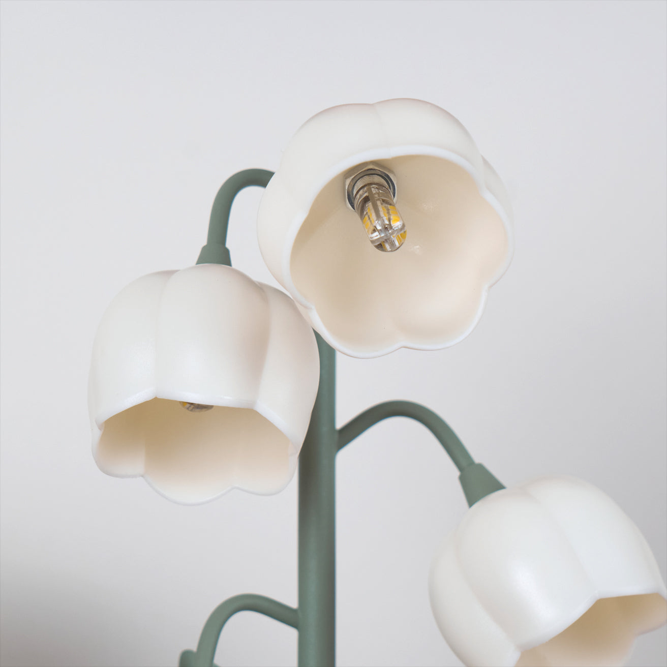Table lamp with a bell orchid