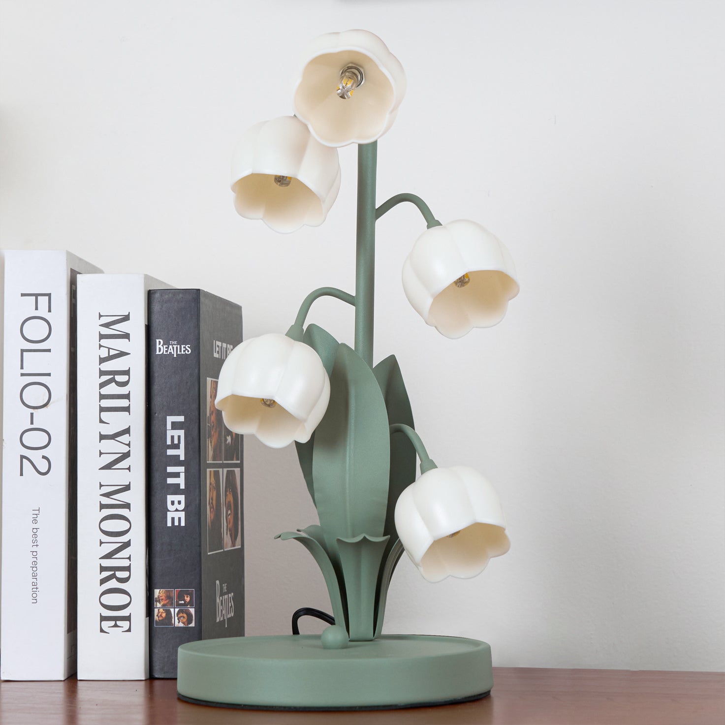 Table lamp with a bell orchid