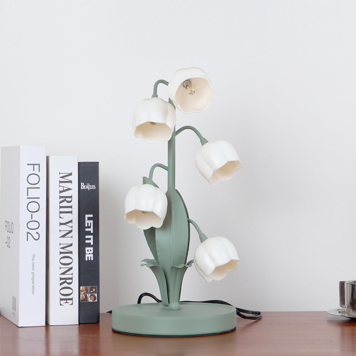 Table lamp with a bell orchid