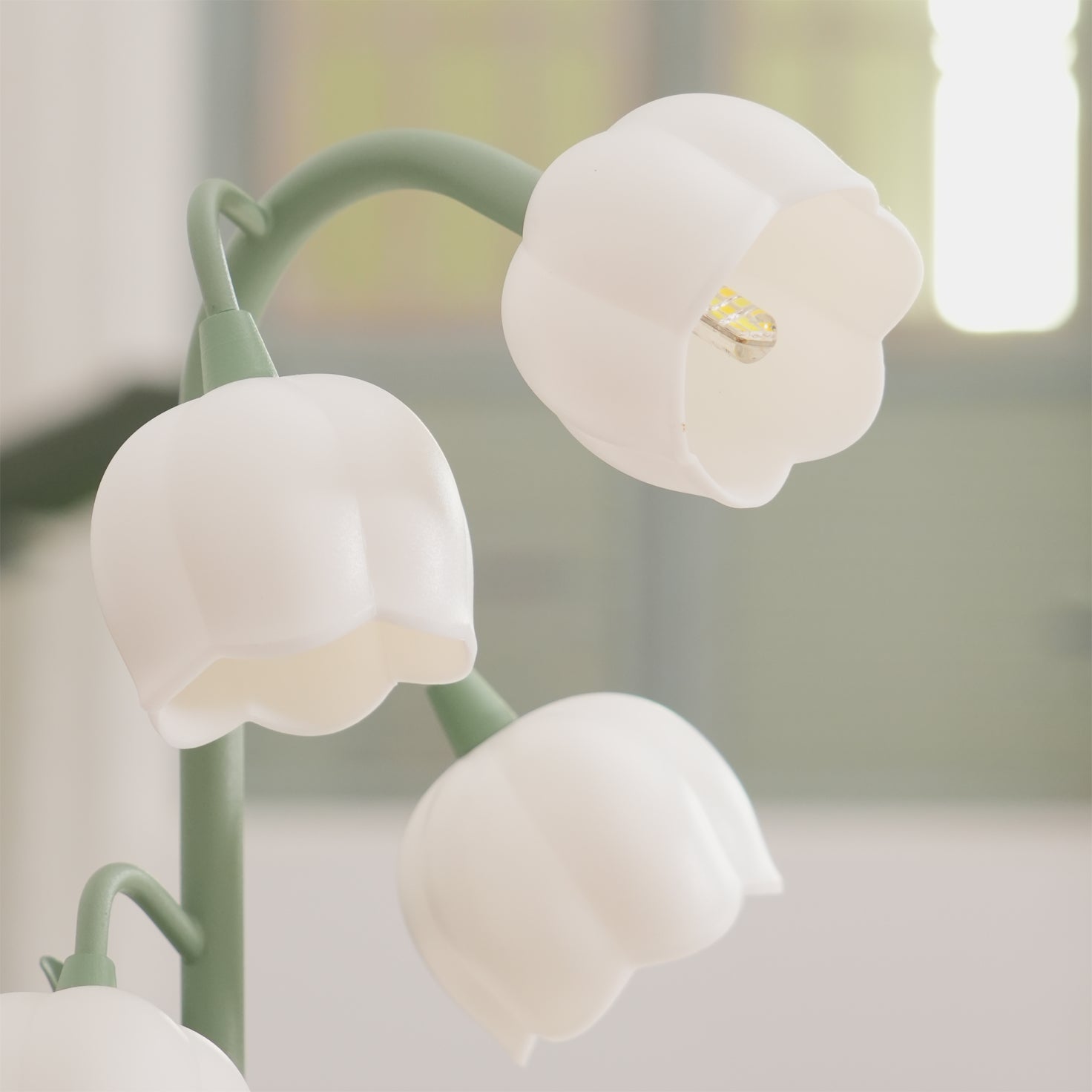 Table lamp with a bell orchid