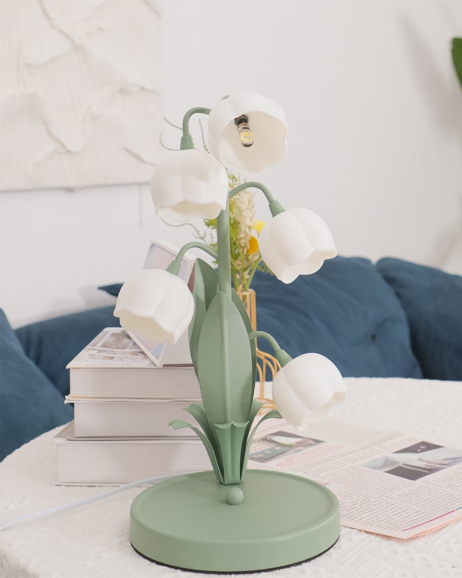Table lamp with a bell orchid
