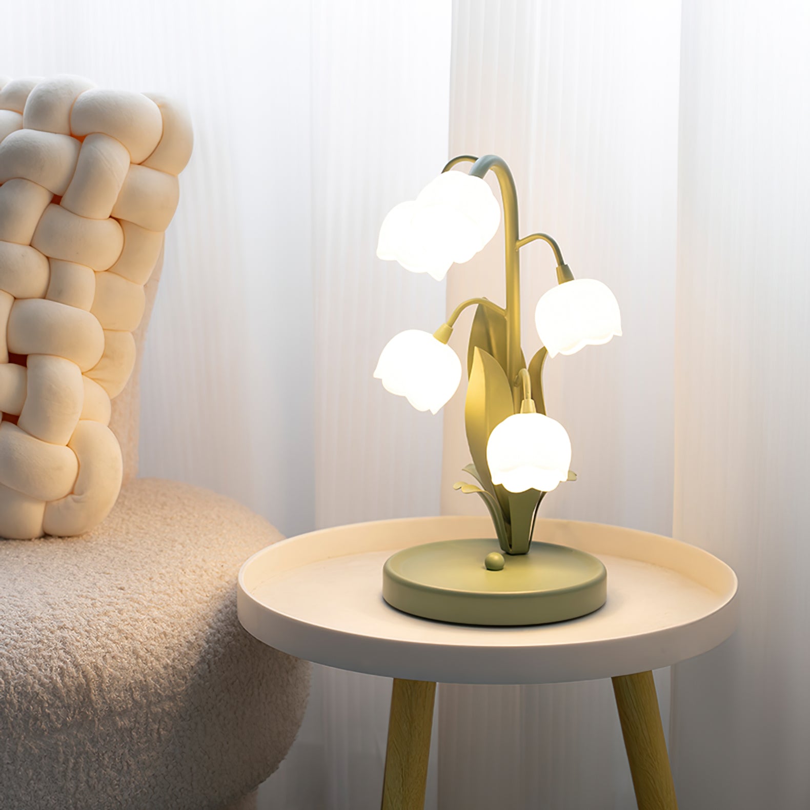 Table lamp with a bell orchid
