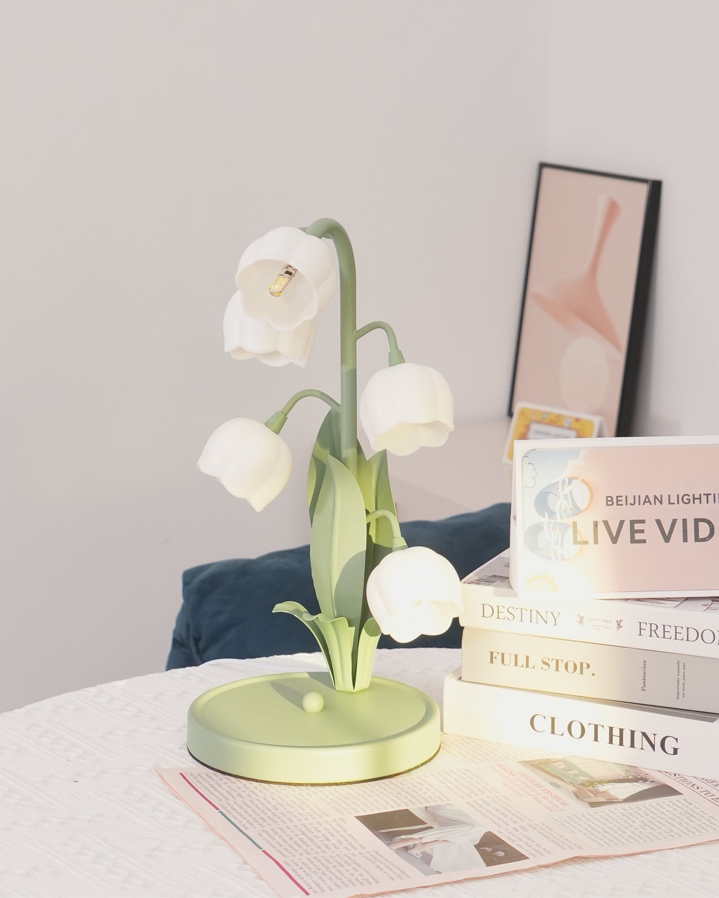 Table lamp with a bell orchid
