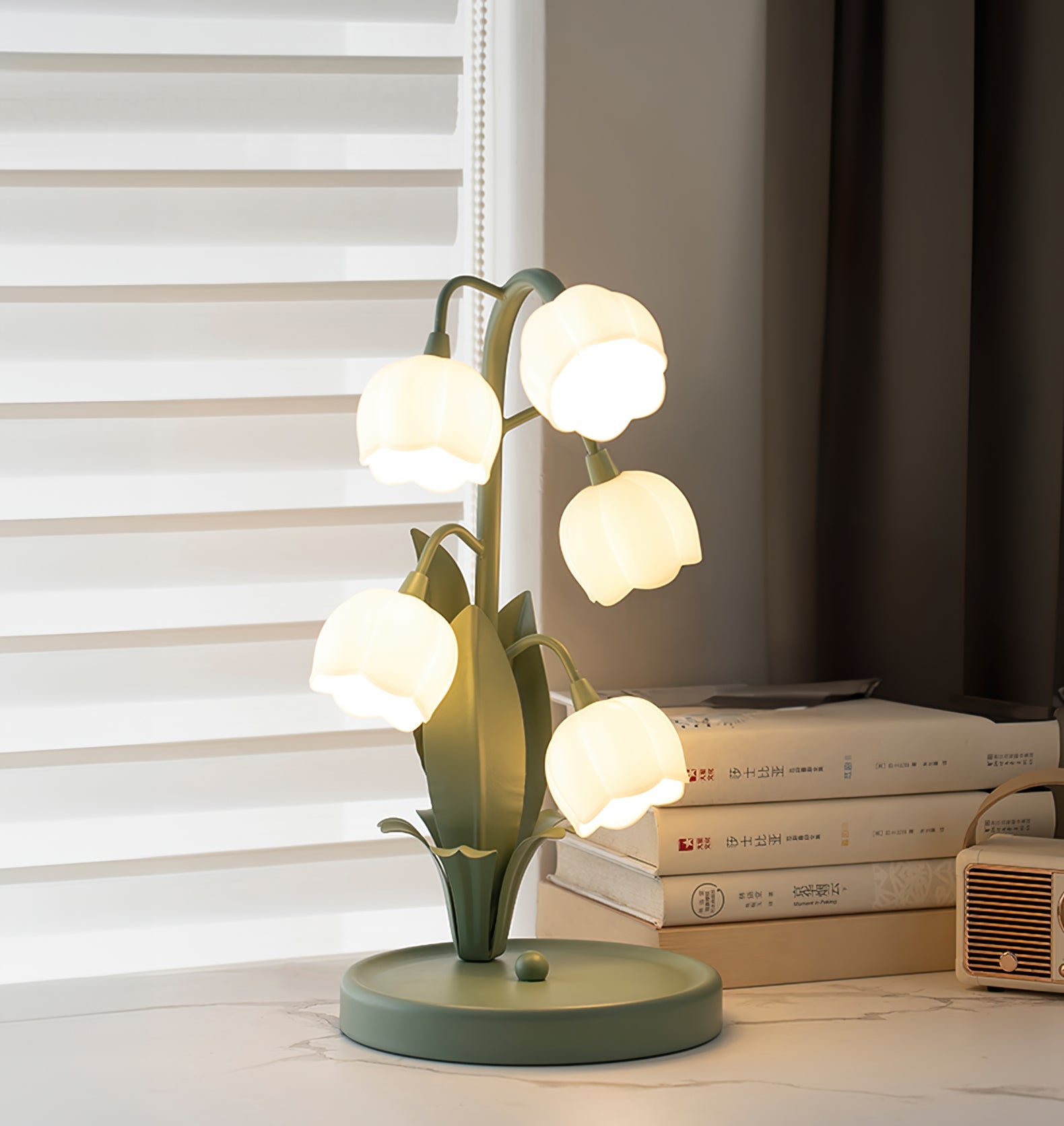 Table lamp with a bell orchid