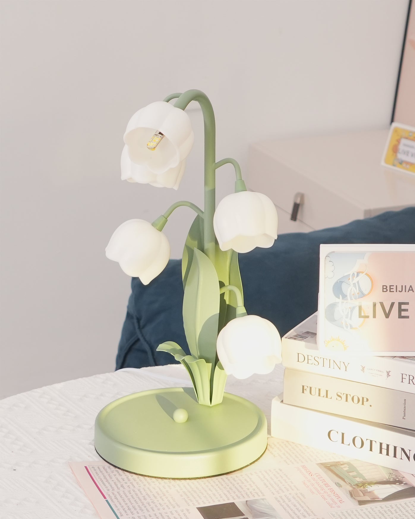 Table lamp with a bell orchid