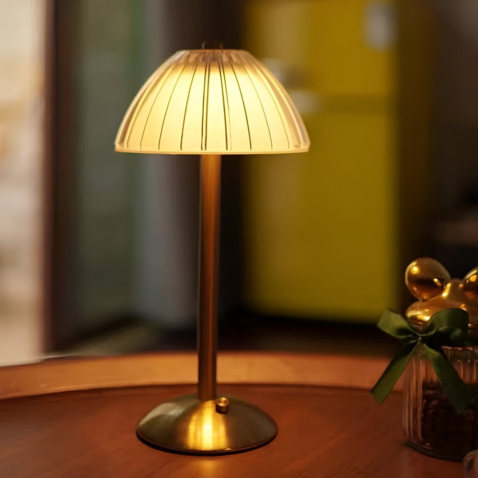 EleGlow - Vintage-Inspired Wireless Table Lamp