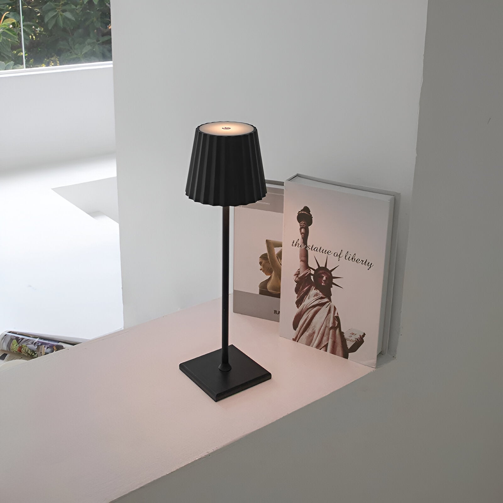 LaminaTouch 2.0 - Dimmable Wireless and Rechargeable Modern LED Table Lamp