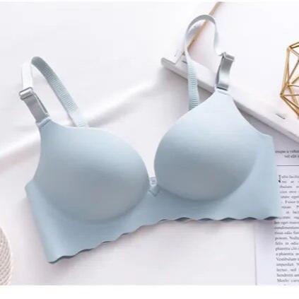 Lifting bra for a natural shape with complete discretion