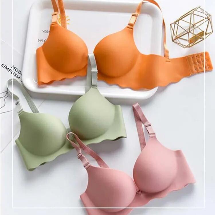 Lifting bra for a natural shape with complete discretion