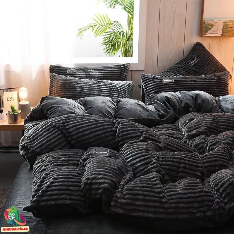 Coral Fleece Bed Cover – Experience Embracing Warmth for Cold Nights
