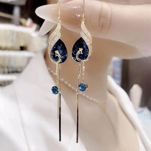 Shimmering Feather – Adds Regal Elegance to Any Outfit