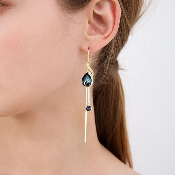 Shimmering Feather – Adds Regal Elegance to Any Outfit