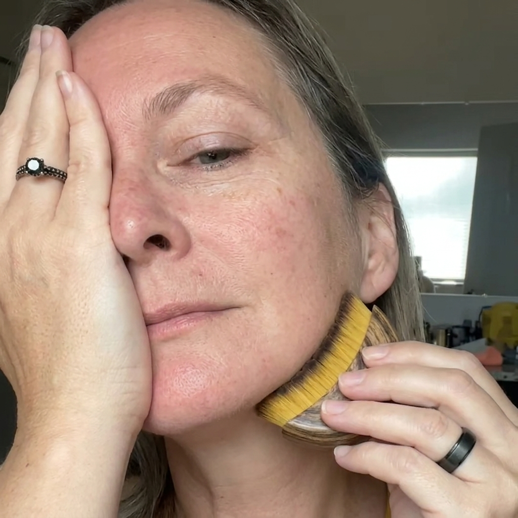 LumiSculpt™ Facial Boost Brush — Unleash Your Skin’s Natural Glow and Slim, Sculpted Contours Every Day