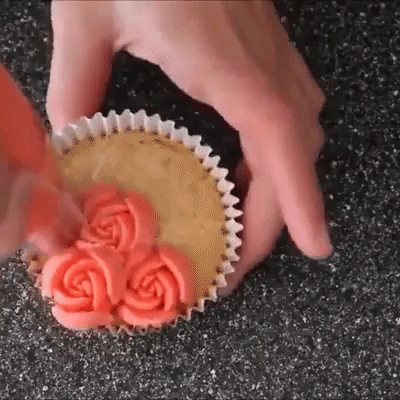 Set of 12 Tulip Piping Nozzles with Silicone Piping Bag