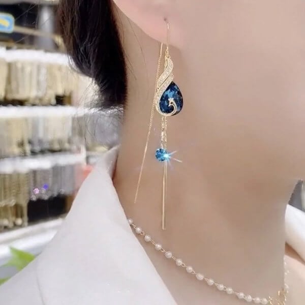 Shimmering Feather – Adds Regal Elegance to Any Outfit
