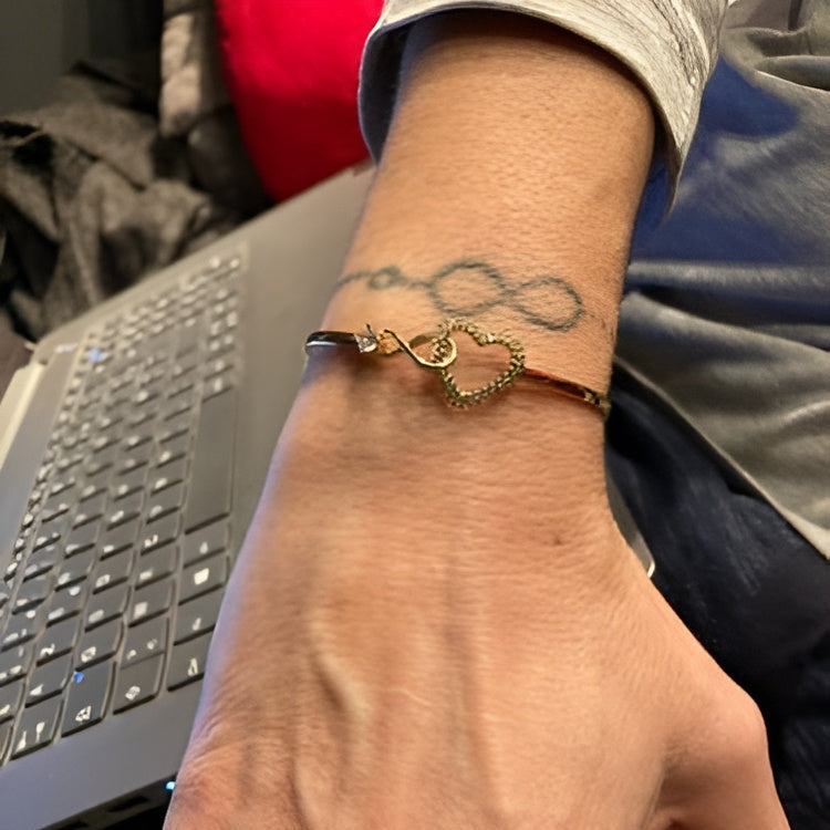 Wear the Everlasting Love that Connects Hearts Forever