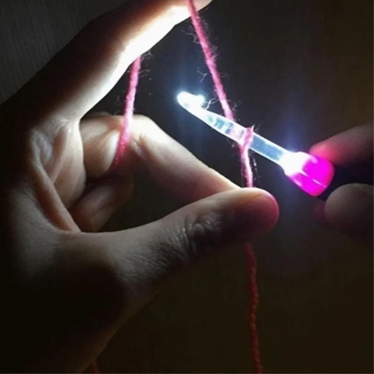 LED Crochet Hook with Ergonomic Handle – Glow Stitch Design