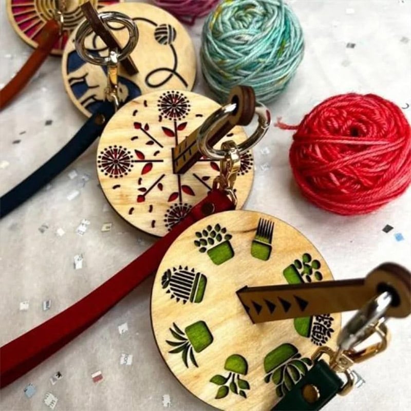 Mobile Yarn Holder for Creative Freedom – Handheld Yarn Roller